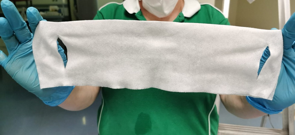 Coronavirus, Le lavoratrici hanno ricevuto panni per la polvere come mascherine per sanificare ospedali e Rsa''